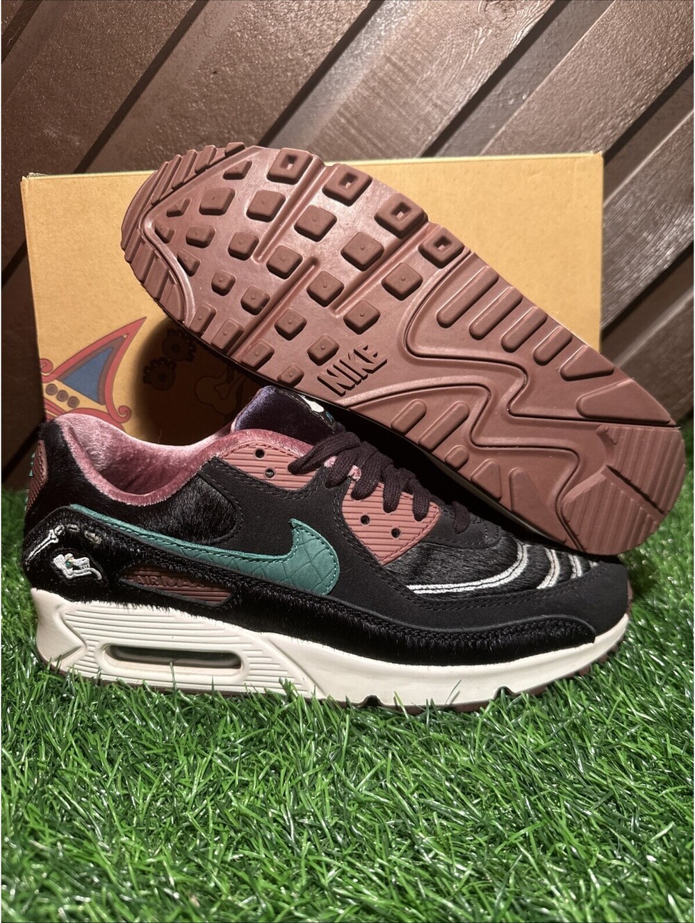 Size 10 Women’s 8.5 Men’s- Nike Air Max 90 Siempre Familia Worn Once W/Box